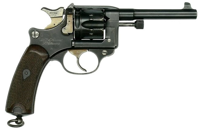 Vì thế thường được gọi là súng lục (lục tức là sáu, súng bắn sáu viên), nhưng cũng có thiết kế sử dụng nhiều đạn hơn.